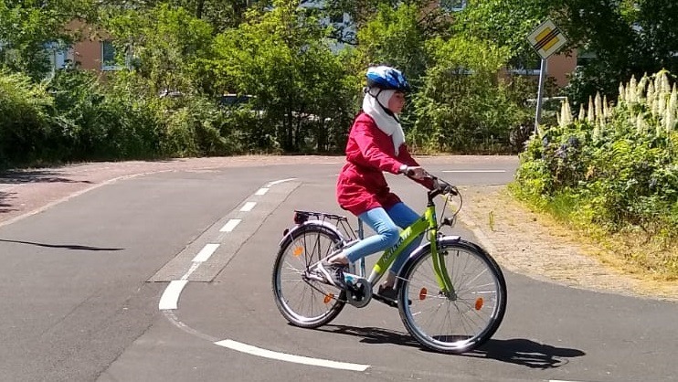 Lerne Fahrrad fahren in der Frauenfahrradschule von Garage10 e.V. und ADFC Berlin.